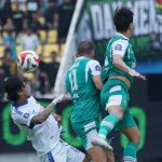 Hasil Persebaya Surabaya vs Arema FC: Gol Bunuh Diri dan Kartu Merah Warnai Derby Jatim